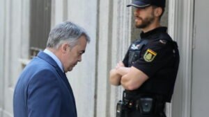 Investigado por corrupción, el ex número 3 del PSOE denuncia persecución “propia de la Inquisición”