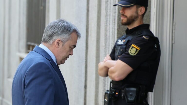 Investigado por corrupción, el ex número 3 del PSOE denuncia persecución “propia de la Inquisición”