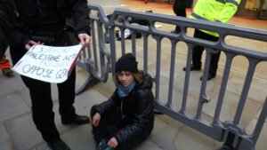 Detienen a Greta Thunberg en Londres por apoyo a grupo clasificado como terrorista