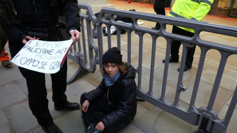 Detienen a Greta Thunberg en Londres por apoyo a grupo clasificado como terrorista
