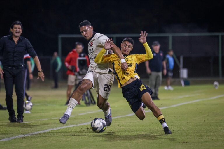 Alajuelense le arrebata el triunfo a Liberia con un tremendo golazo