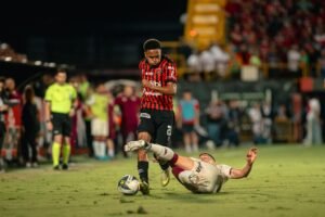 Alajuelense logra la 31 al humillar a un Saprissa que solo vive del pasado