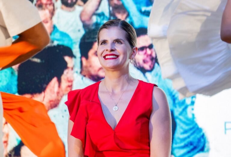 ENCUESTA: Laura Fernández termina el año con arrolladora ventaja que la pone a ganar en primera ronda