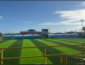 Así quedó el estadio Juan Gobán después del cambio de gramilla sintética. Foto: Perfil de Facebook Limón-Cédula siete.