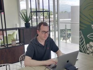 Médico costarricense transforma dibujos de niños en cuentos para rescatar su creatividad