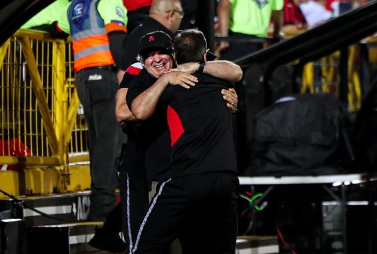 (Video) La noche de celebración de Óscar Ramírez: bailó, lloró y se le vio feliz