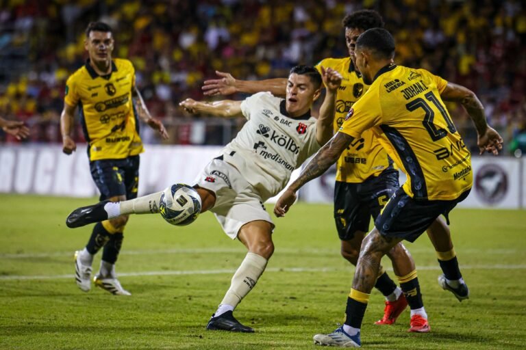 Alajuelense tiene mayor desgaste que cualquier semifinalista: Los datos no mienten