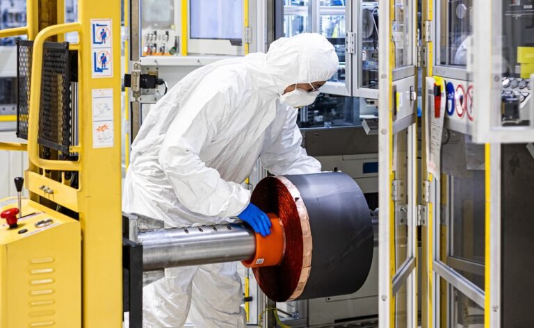 Volkswagen inaugura producción de baterías para electromovilidad