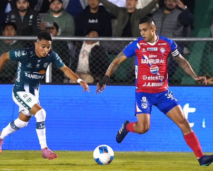 Jugador de Xelajú sancionado por gesto en premiación tras perder contra Alajuelense