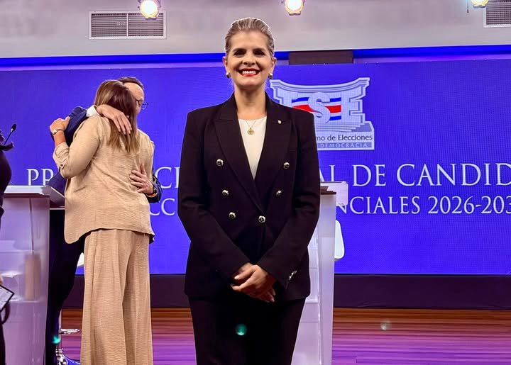 Masivo apoyo ciudadano respalda a Laura Fernández en las afueras del TSE durante debate presidencial