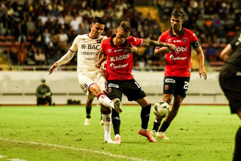 Kenneth Vargas debutó con Alajuelense.