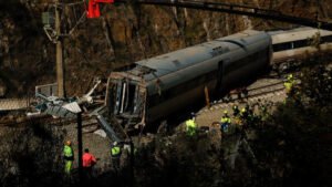Sube a 42 cifra de muertos tras accidente ferroviario en España; una junta desgastada, en el centro de la investigación