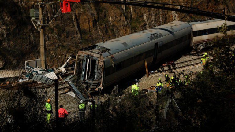 Sube a 42 cifra de muertos tras accidente ferroviario en España; una junta desgastada, en el centro de la investigación