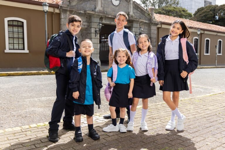 Evite errores comunes al comprar uniformes escolares para garantizar su durabilidad