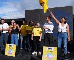 Diputada Johana Obando levanta la bandera del Frente Amplio