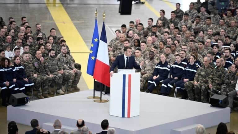 Francia enviará más “medios terrestres, aéreos y marítimos” a Groenlandia en los “próximos días”, afirma Macron