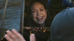 María Corina Machado entrega a Trump su medalla del Nobel de la Paz tras encuentro en la Casa Blanca