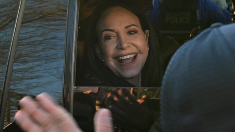 María Corina Machado entrega a Trump su medalla del Nobel de la Paz tras encuentro en la Casa Blanca