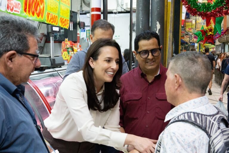 Natalia Díaz recibe apoyo de comerciantes del Mercado Central tras gestión para corregir precio de alquileres