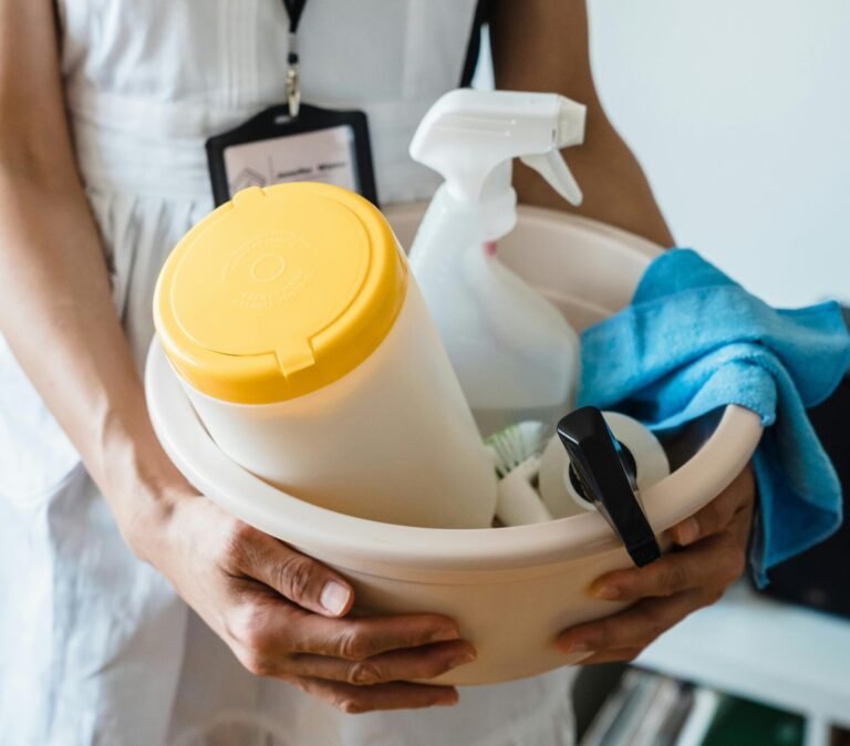 Colegio de Químicos advierte: Niños en casa elevan riesgo de intoxicación por productos de limpieza