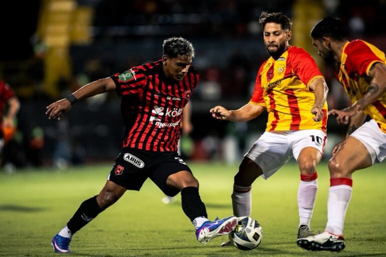 Alajuelense y Herediano firmaron un partidazo con estilos opuestos