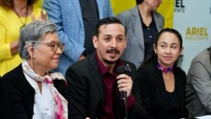 Ariel Robles le recuerda a Laura Fernández que es presidenta y no subordinada de Chaves