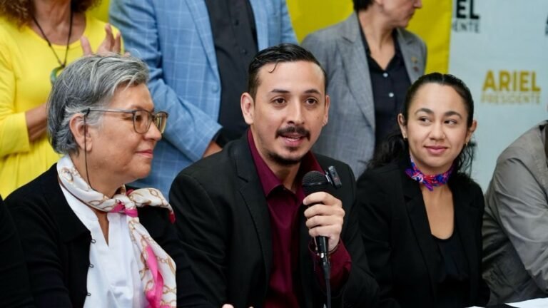 Ariel Robles le recuerda a Laura Fernández que es presidenta y no subordinada de Chaves