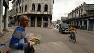 “Todo el mundo sabe lo que viene ahora”: los cubanos se preparan para una temida caída al vacío