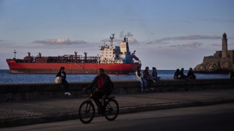 Por falta de combustible, Cuba avisa que no podrá abastecer aviones dentro de 24 horas