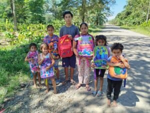 Más de 1.400 estudiantes en condición vulnerable reciben apoyo para iniciar el curso lectivo 2026