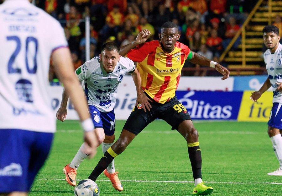 Herediano pierde una opción para su delantera y avanza por nuevo técnico