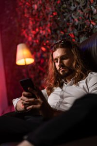 Citas en línea convertidas en espionaje: la amenaza detrás de GhostChat