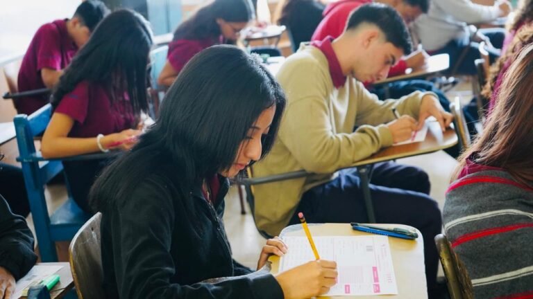 Experta advierte sobre pérdida de jóvenes debido a falta de apoyo emocional en escuelas y colegios