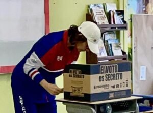 Expresidentes de Costa Rica llaman a votar en busca de proteger la democracia