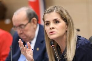 Laura Fernández lanza reto al Frente Amplio sobre Crucitas