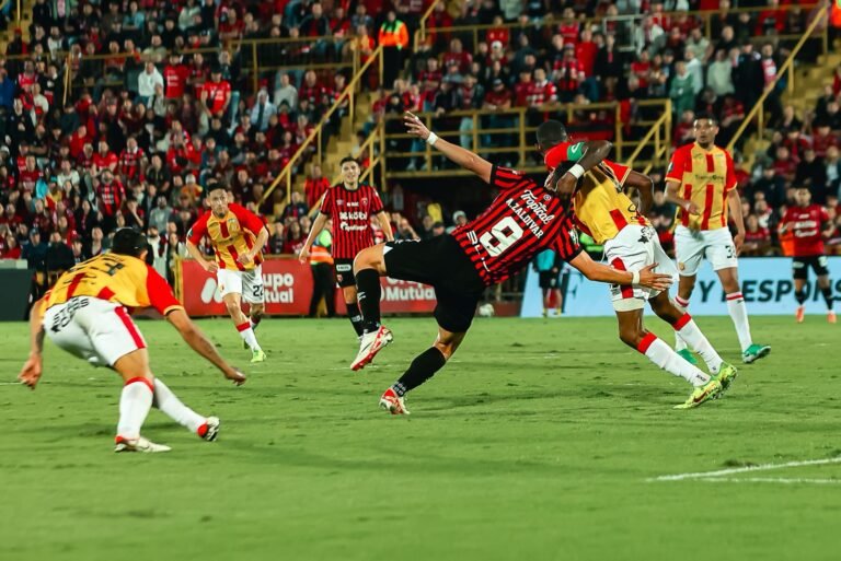 Entre tomas, presión y reclamos: Jafet Soto dispara tras el Alajuelense–Herediano