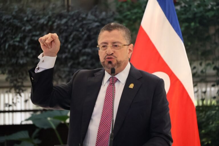 Chaves recordó que Izquierdo lleva años pegado de la “glándula mamaria” del Estado