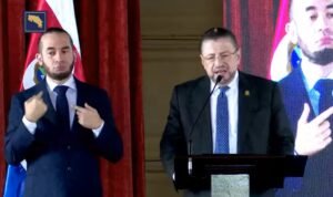 Rodrigo Chaves: Nuestro valiente cuerpo de maestros y maestras, hoy les rindo honor