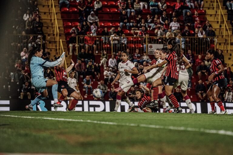 Alajuelense no sabe perder ante Saprissa.