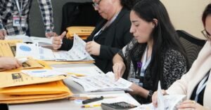 TSE finaliza revisión de votos presidenciales y se prepara para el recuento de diputados
