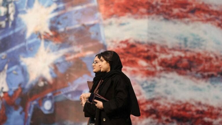 Trump amenaza a Irán con una “gran Armada”, pero cree que Teherán “quiere un acuerdo”