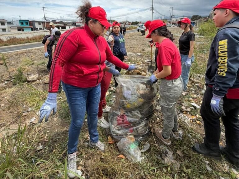 Coca-Cola FEMSA y la Municipalidad de Goicoechea organizan jornada de limpieza comunitaria