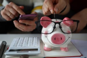 Especialistas llaman a hablar de finanzas ante impacto del estrés económico en parejas