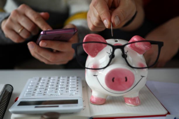 Especialistas llaman a hablar de finanzas ante impacto del estrés económico en parejas