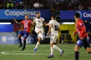 Alajuelense viaja diezmado hacia Los Ángeles