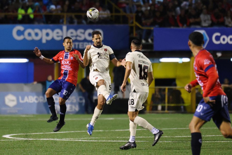 Alajuelense viaja diezmado hacia Los Ángeles