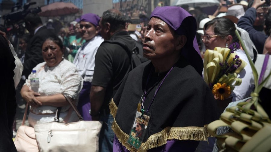 En imágenes: bajo el peso de la fe, Guatemala inicia su Semana Santa