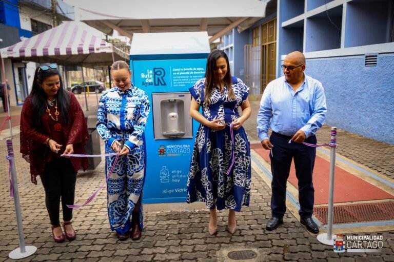 Cartago inaugura la primera estación pública de agua purificada del país