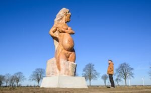 Revuelo en pequeño pueblo alemán por estatua de mujer embarazada desnuda