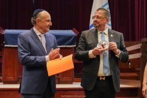 Rodrigo Chaves recibe el Premio Tikvá y reconocimiento de Keren Kayemet LeIsrael